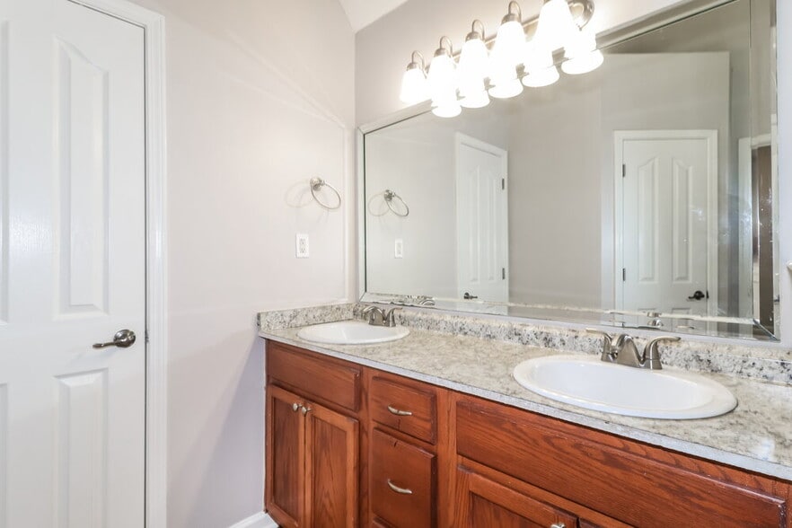 Building Photo - 2848 Pinnacle Dr