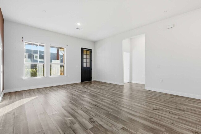 Building Photo - 1332 Square foot townhome in a beautiful community in Argyle, TX ready for lease.