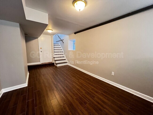 Building Photo - 1439 N Artesian Ave