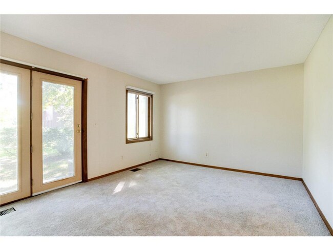 Building Photo - 2458 Crestwood Dr