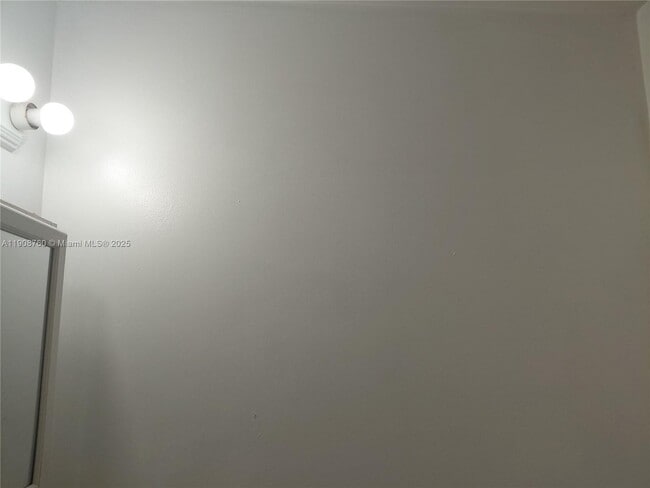 Building Photo - 13950 NE 2nd Ave