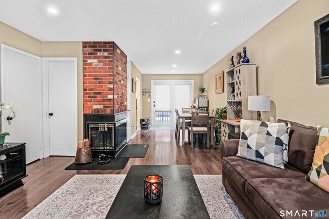 Building Photo - 14 1/2 Fairview Ave