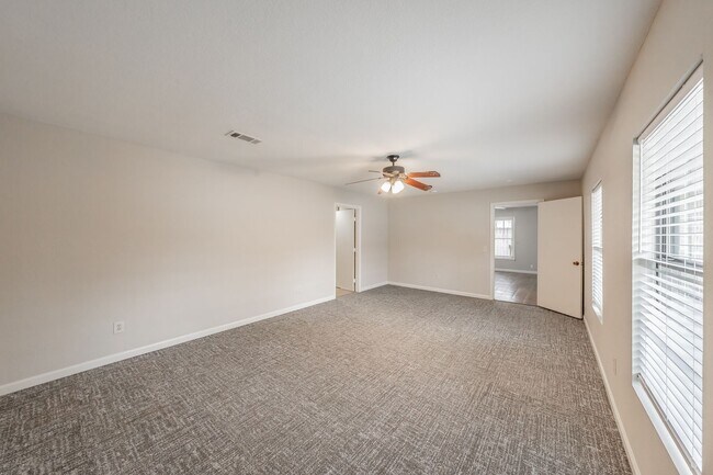 Building Photo - Prime Location in Overton West! Spacious D...