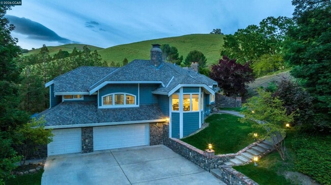Building Photo - 2324 Saddleback Dr