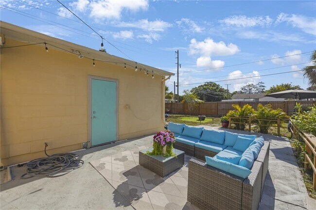 Building Photo - 702 Gray St S