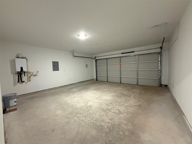 Building Photo - 16802 Old Wagon Wy