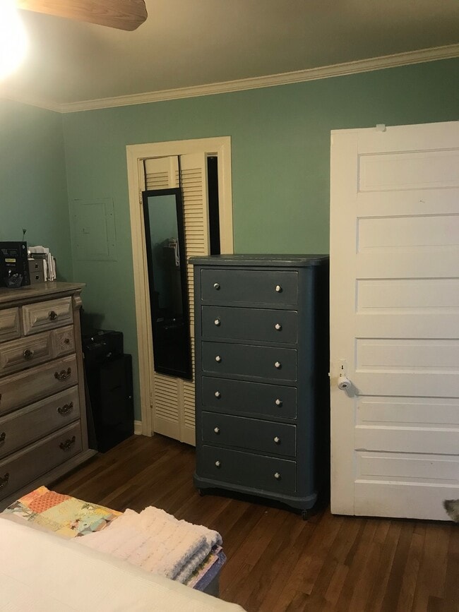 Building Photo - 306 19th St E