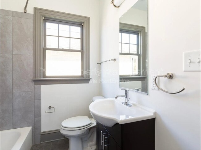 Building Photo - 2010 Maury St