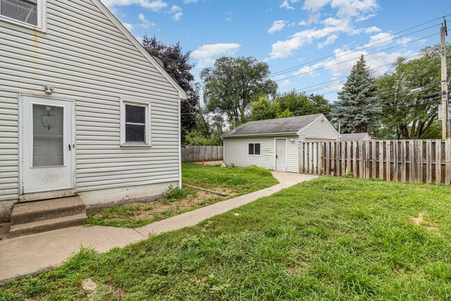Building Photo - Beautiful 4 Bed 2 Bath Home With Fence and...