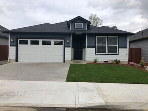 Building Photo - Small Quiet Neighborhood