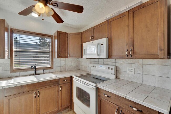 Building Photo - 202 Bedford Trail