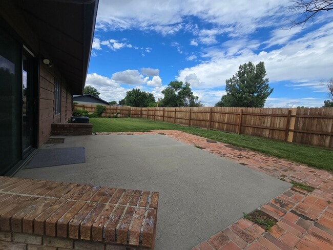 Building Photo - Large 5 Bed, 3 Bath House