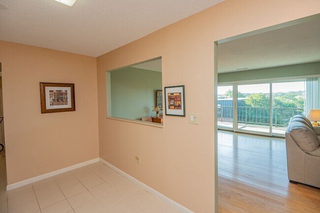 Building Photo - 1006 Paradise Rd