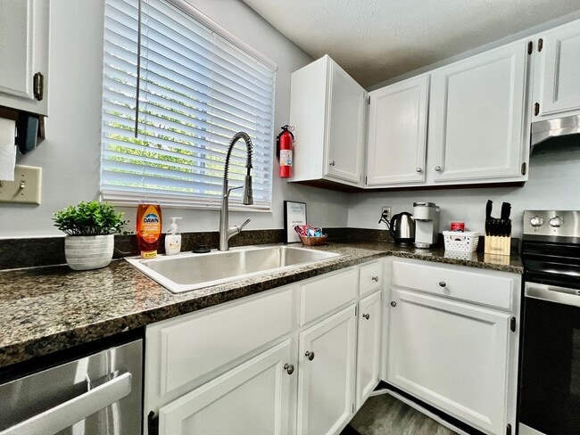 Building Photo - 6631 Pin Oak Ct