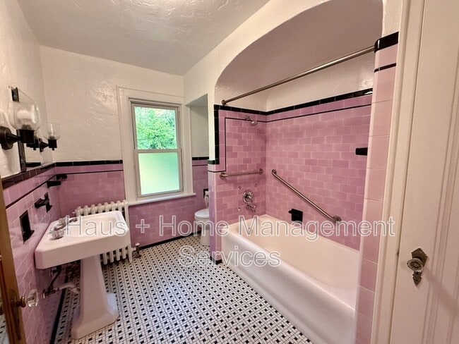 Building Photo - 544 James St