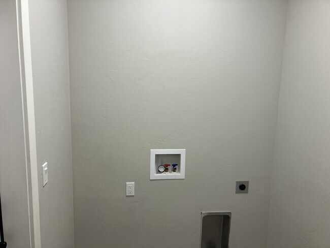 Building Photo - 329 3rd Ave W
