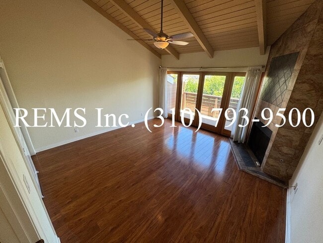 Building Photo - Refurbished Townhome with Laundry Hookups ...