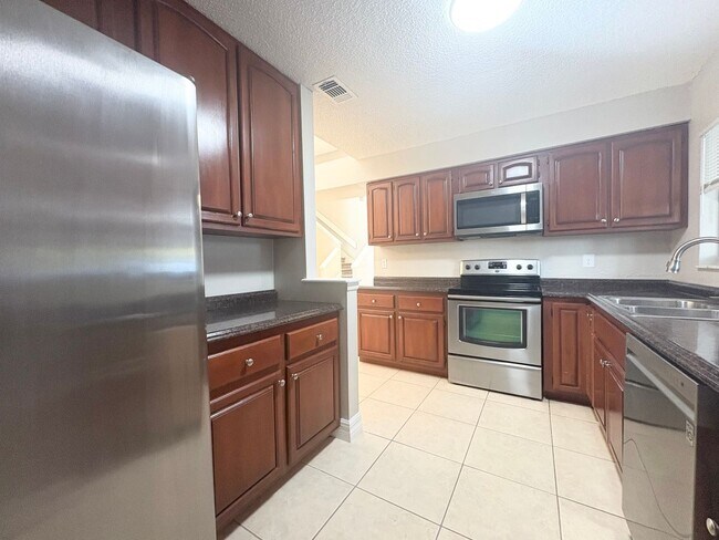 Building Photo - Fantastic 3 BR Lake Mary Home with vaulted...