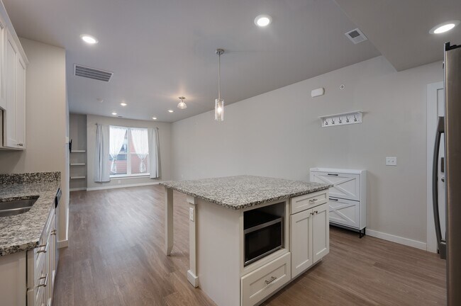 Building Photo - 2710 Sartain St