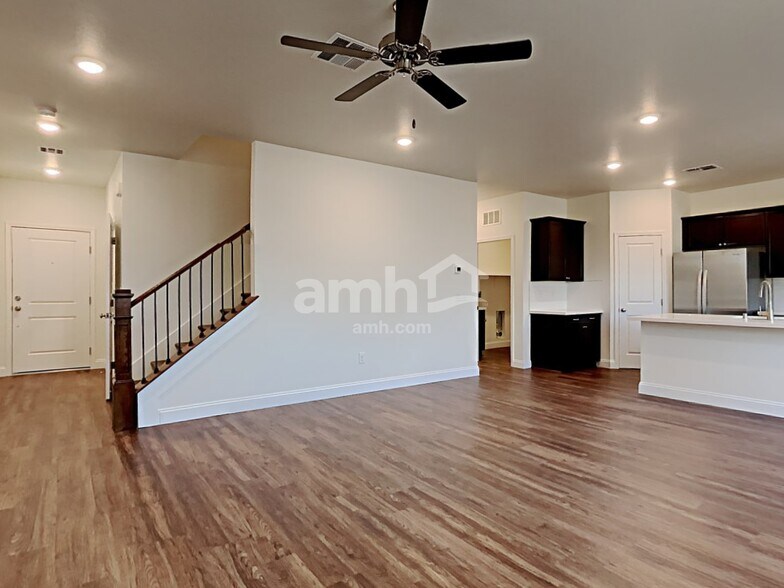 Building Photo - 6039 Schmidt St