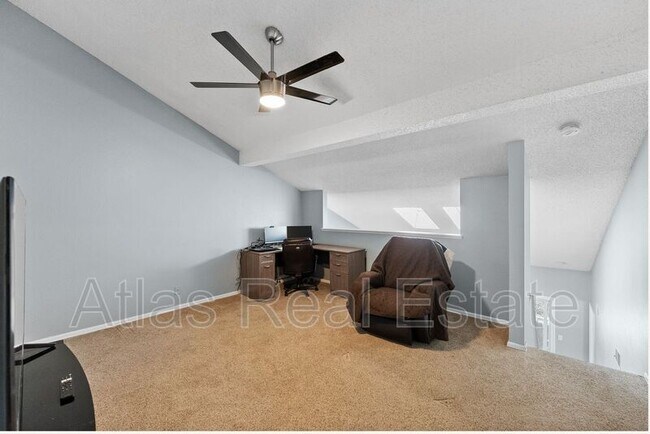 Building Photo - 12024 W Cross Dr