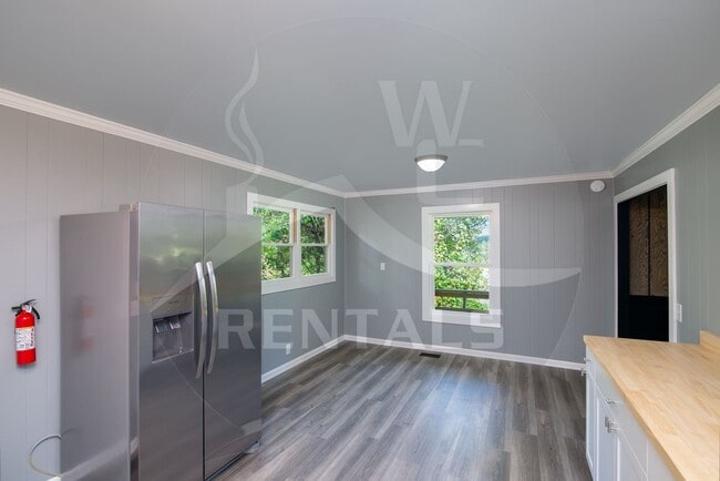 Building Photo - Beautifully remodeled 4 bedroom 2 bath home in Sylva available for year-long lease $2000 a month