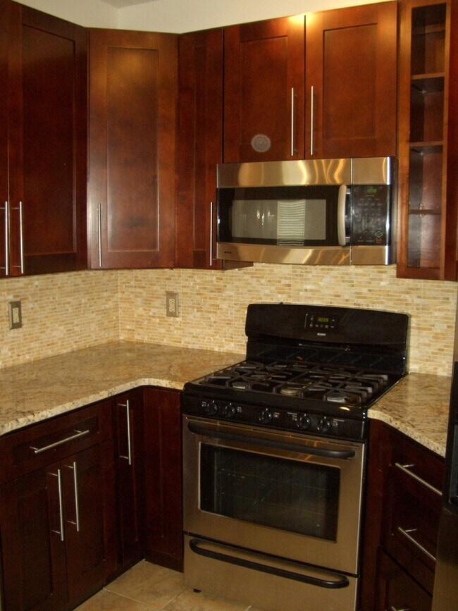 Building Photo - Renovated 2 bed/2 bath condo in the heart of Centreville, close to everything!!