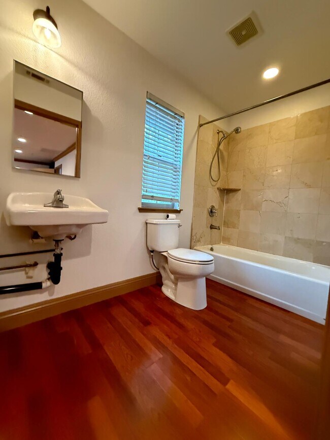 Building Photo - 835 H St