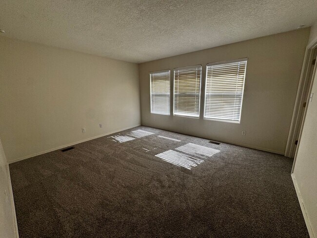 Building Photo - Must see this Beautiful Home.