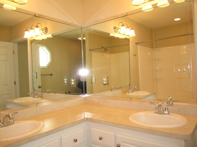 Building Photo - 1307 S Taylor St