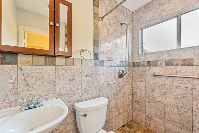 Building Photo - Homey Comfort with Spacious Yard in North Austin