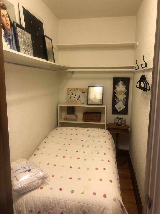 Building Photo - 1060 N Washington St