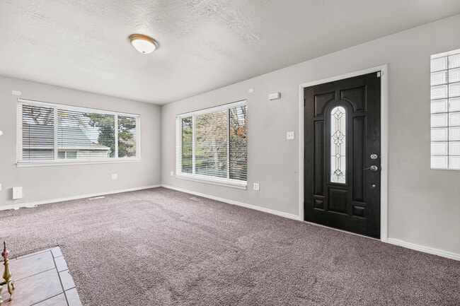 Building Photo - 2576 E Wren Rd