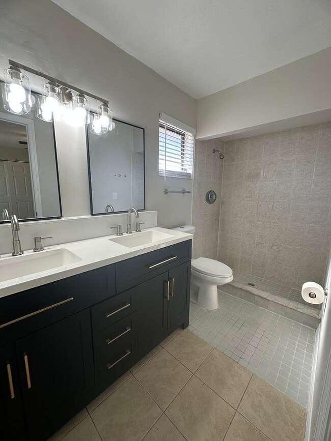 Building Photo - Fenced 3/2 with Screened Lanai in NE Cape Coral