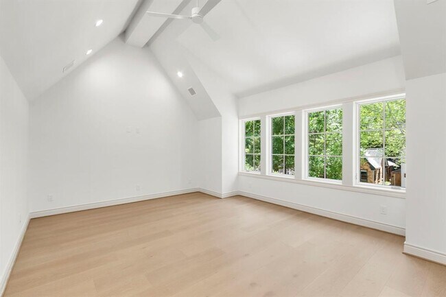 Building Photo - 2214 Bartlett St