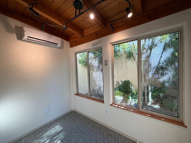Building Photo - 2 Bedroom Single Story Home Available Near Paseo Del Norte Blvd NE & Wyoming Blvd NE!