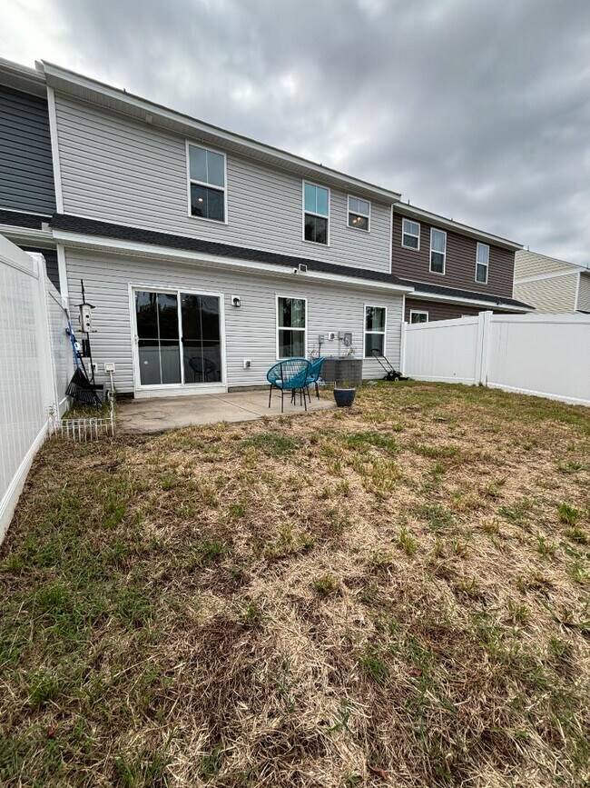 Building Photo - 300 Golan Cir