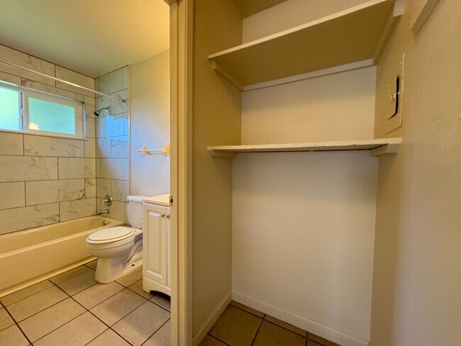 Building Photo - Charming Two Bedroom Unit