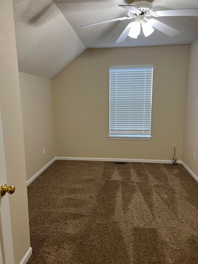 Building Photo - 302 Nikki Way