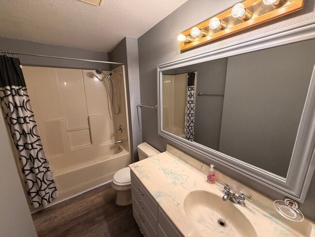 Building Photo - Private and quiet 3BD, 2 BA w/ 2 car garage near Fedrickson!