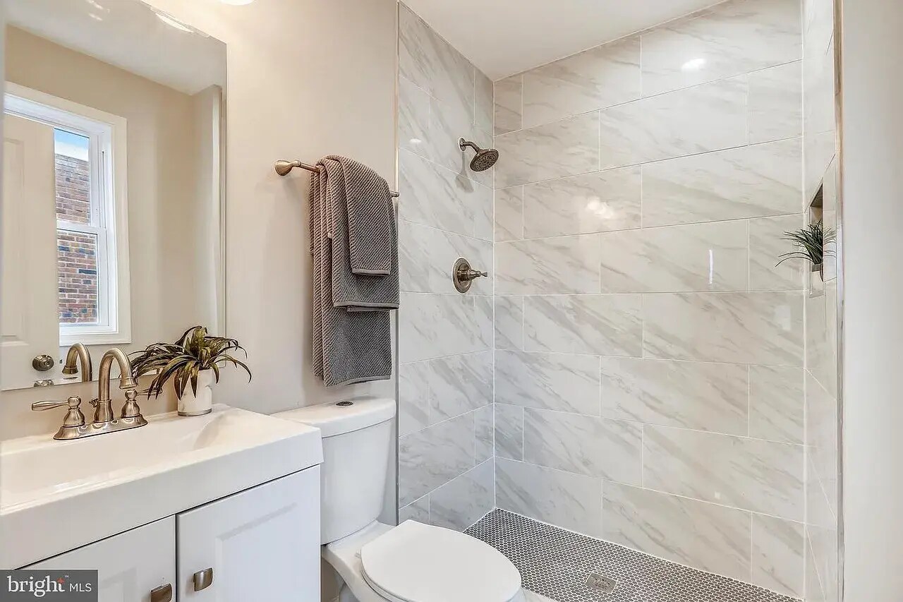 Building Photo - 724 Oneida Pl NW