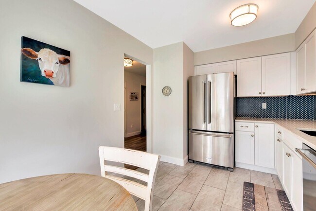 Building Photo - 2555 Youngs Ave