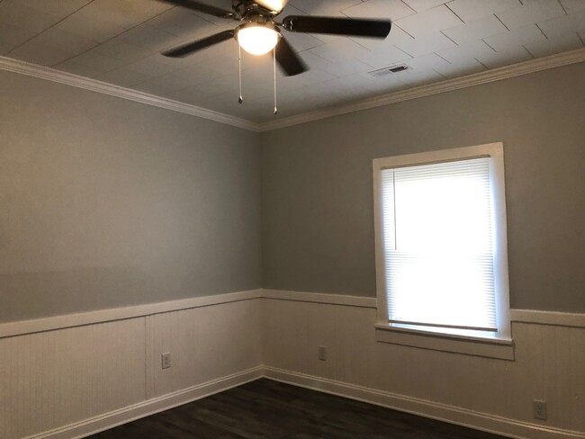 Building Photo - Two Bedroom Home - Hardwood Floors - Updat...