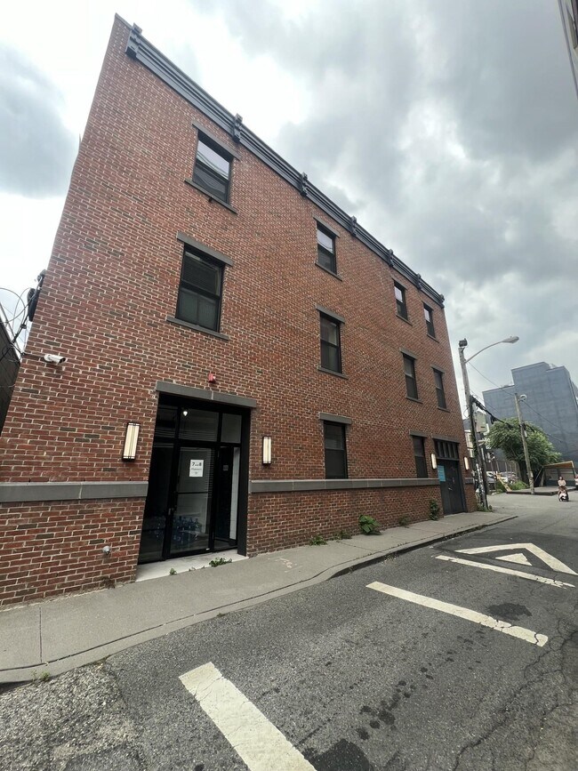 Building Photo - 190 Christopher Columbus Dr