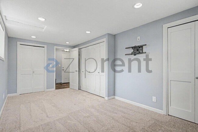 Building Photo - Unit