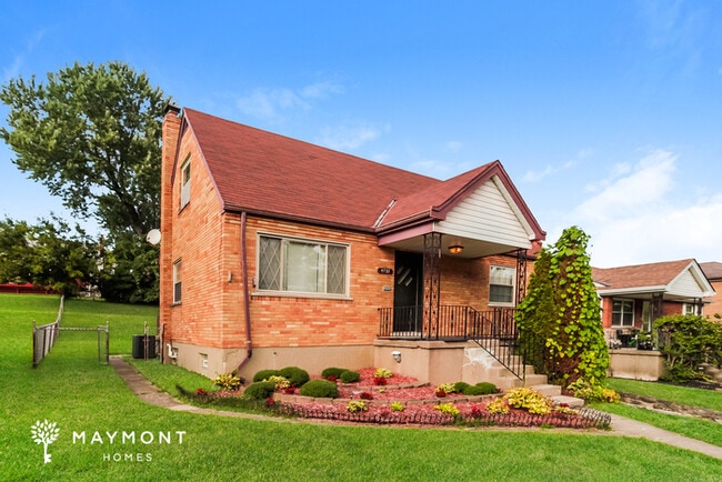 Building Photo - Inviting 4 Bedroom