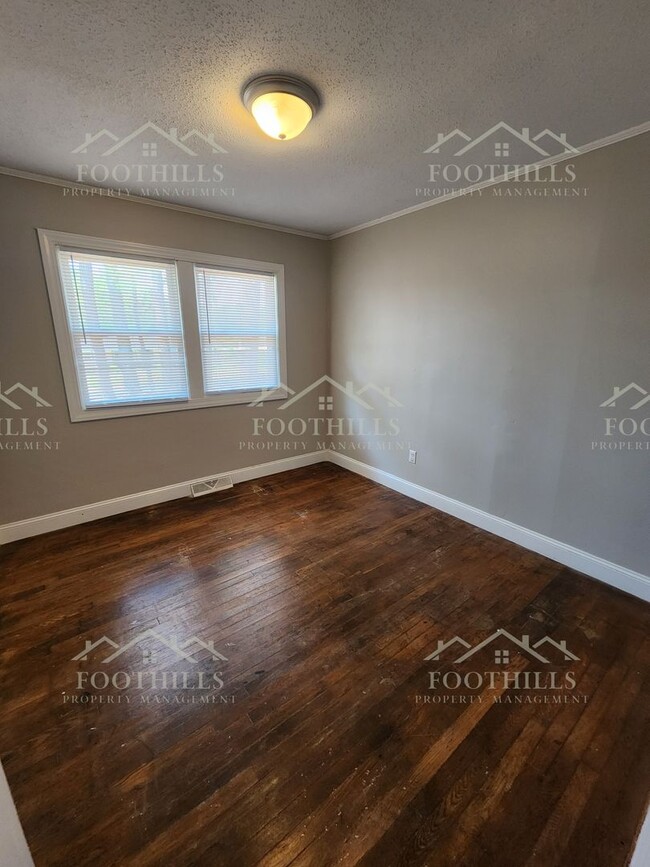 Building Photo - Charming 3-Bed Brick Rental Near Schools &...