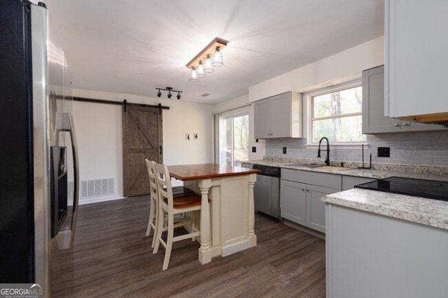 Building Photo - 4091 E Meadow Dr