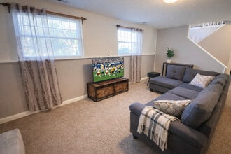 Building Photo - 11423-11425 5 Cedars Rd