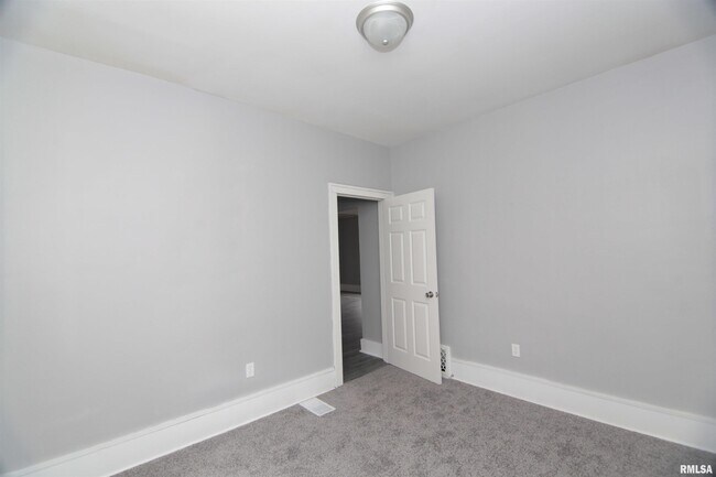 Building Photo - 1124 18th Ave